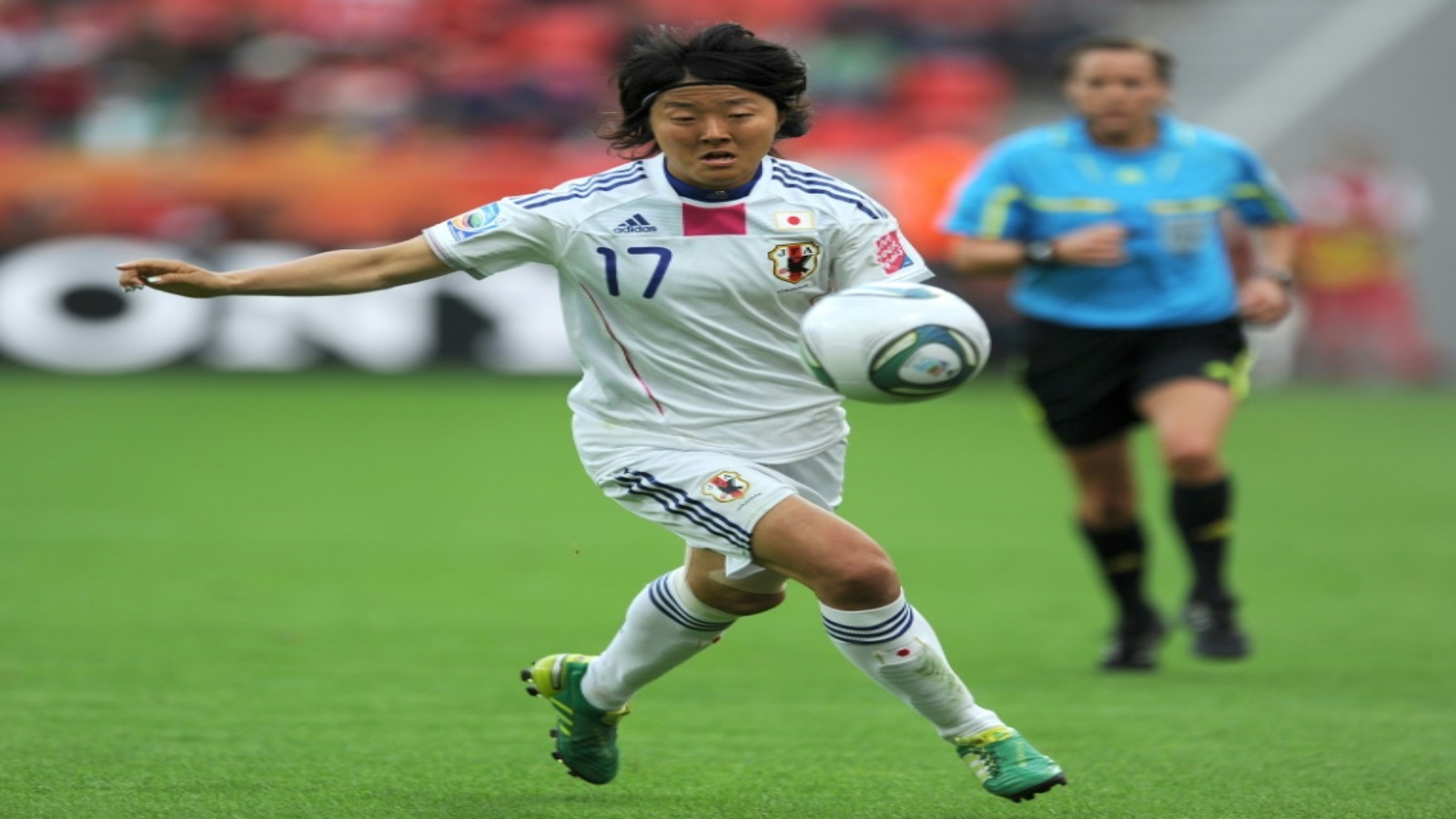 لاعبة منتخب سيدات اليابان لكرة القدم يوكي ناغاساتو في صورة مؤرخة في الأول من تموز/يوليو 2011 خلال مباراة اليابان والمكسيك في كأس العالم للسيدات.