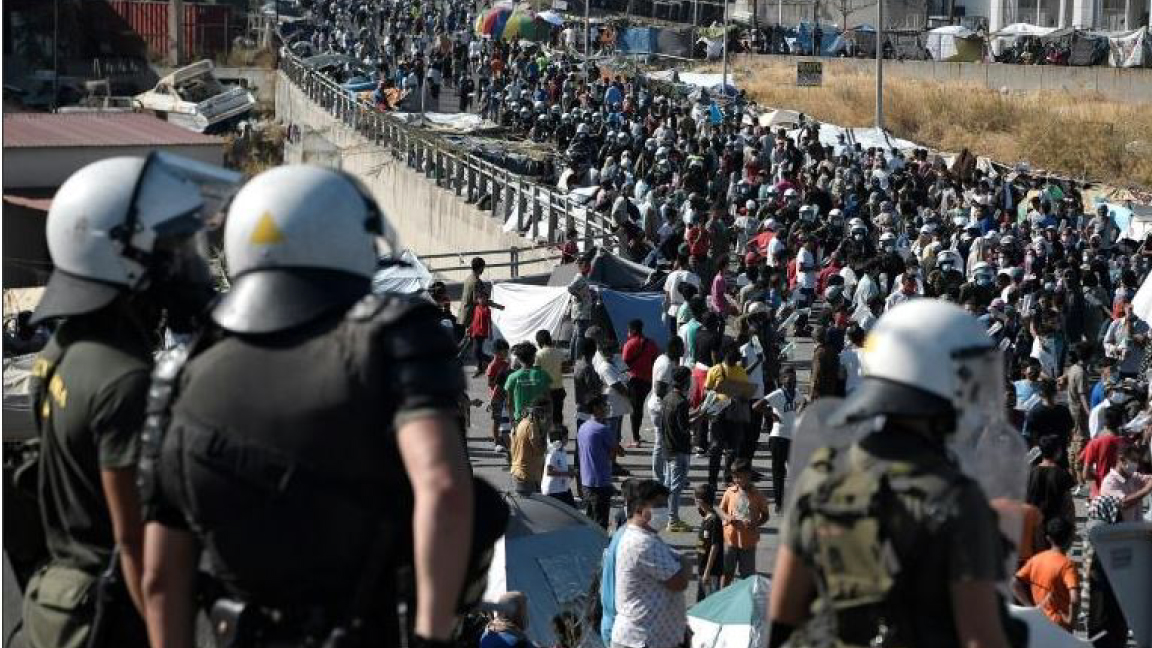 صدامات بين الشرطة اليونانية والمهاجرين في ليسبوس الجمعة بعد احتراق مخيم موريا