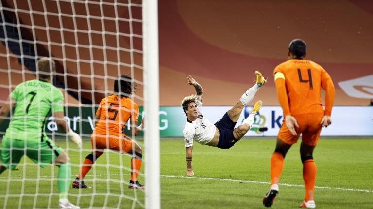 لاعب وسط ايطاليا نيكولو تسانيولو في تسديدة أكروباتية في المباراة ضد هولندا في دوري الامم الاوروبية في السابع من سبتمبر 2020.
