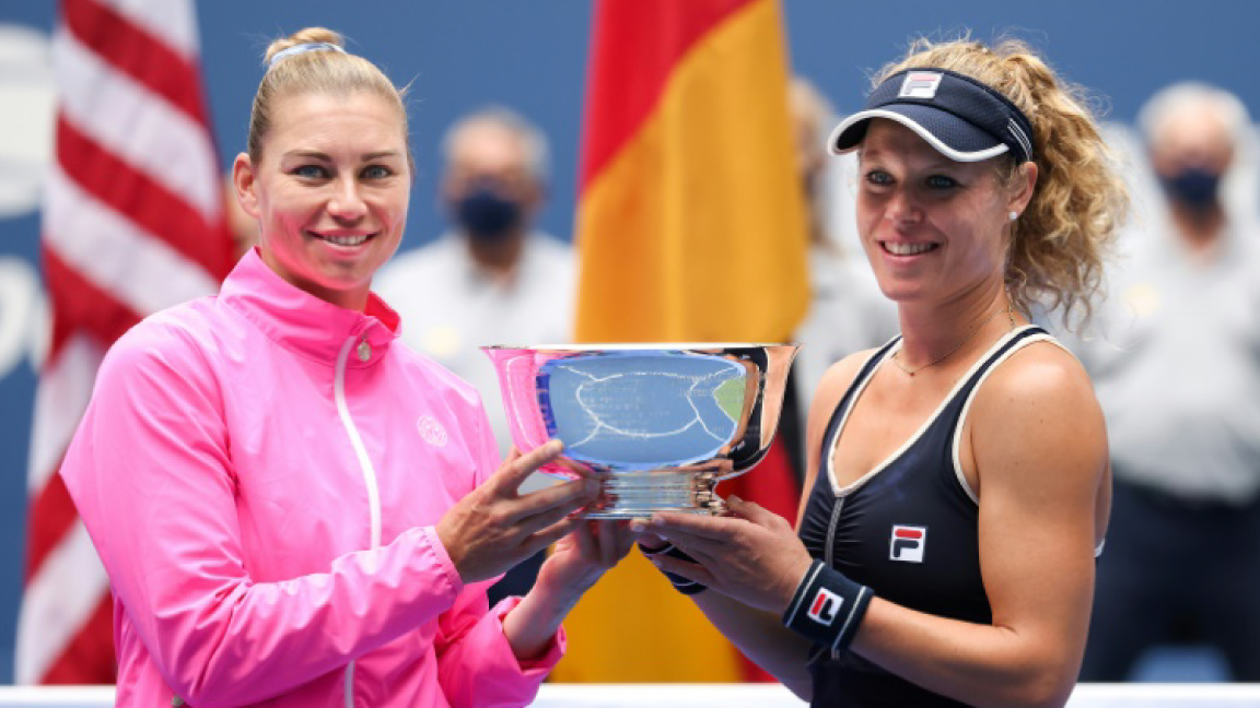 الروسية فيرا زفوناريفا (يسار) والألمانية لاورا سيغموند ترفعان كأس الزوجي في بطولة الولايات المتحدة المفتوحة في كرة المضرب في 11 أيلول/سبتمبر 2020.