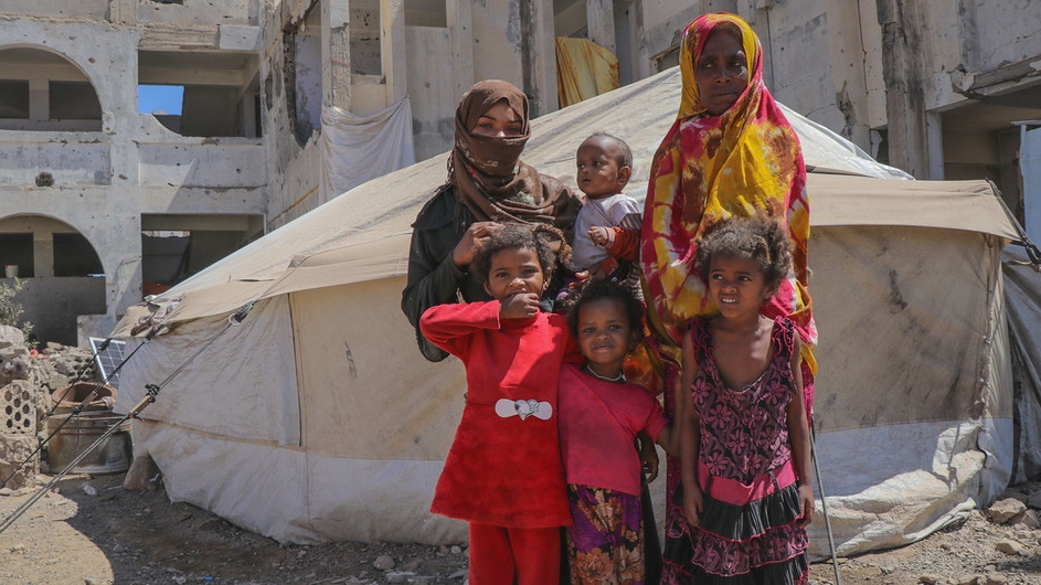عائلة يمنية في مخيم الضالع للنازحين.