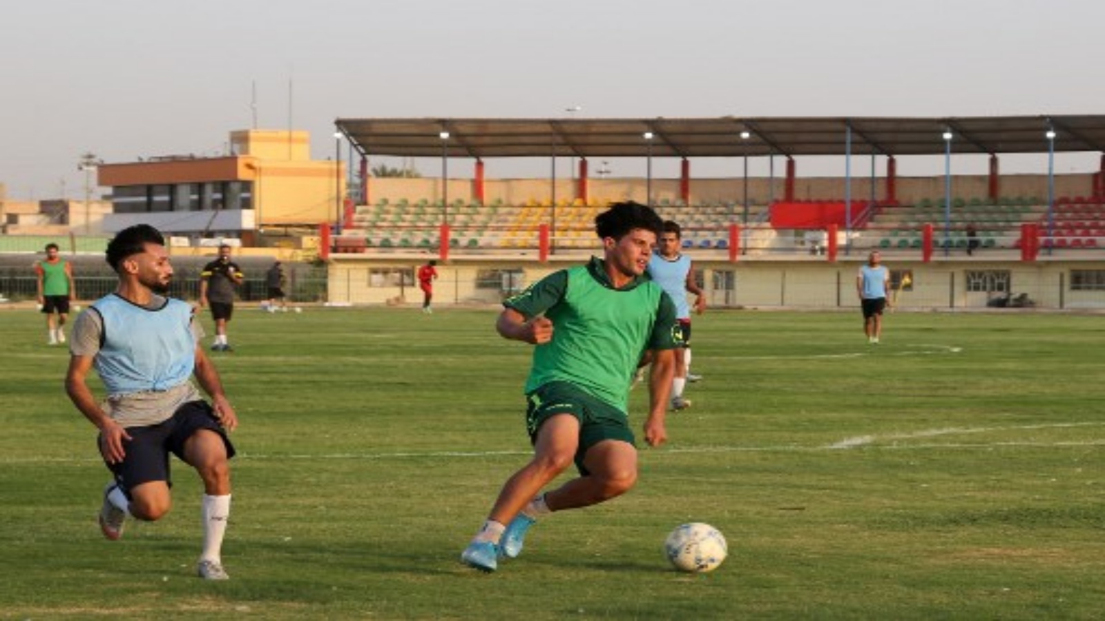 لاعبو نادي الديوانية العراقي يشاركون في جلسة تدريبية في ملعب النادي يوم 14 سبتمبر 2020 في مدينة الديوانية جنوب العراق