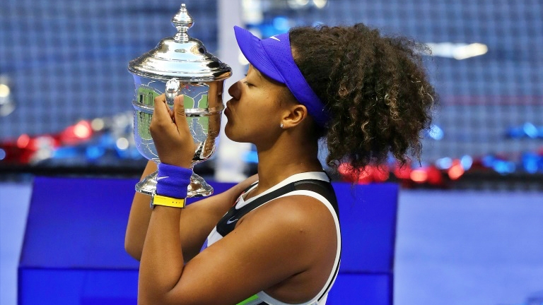 اليابانية ناومي أوساكا تحتفل بفوزها بلقب بطولة الولايات المفتوحة بكرة المضرب في 12 سبتمبر 2020