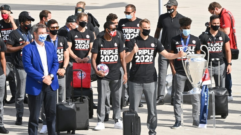 فريق بايرن ميونيخ يصل الى مطار ميونيخ في 24 آب/أغسطس عقب تتويجه بلقب دوري ابطال اوروبا في كرة القدم في العاصمة البرتغالية لشبونة