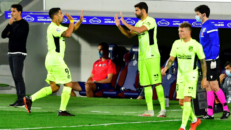 المهاجم الاوروغوياني لأتلتيكو مدريد لويس سواريس (يسار) يترك مكانه لدييغو كوستا (يسار) في المباراة ضد هويسكا في الدوري الإسباني في 30 أيلول/سبتمبر 2020.