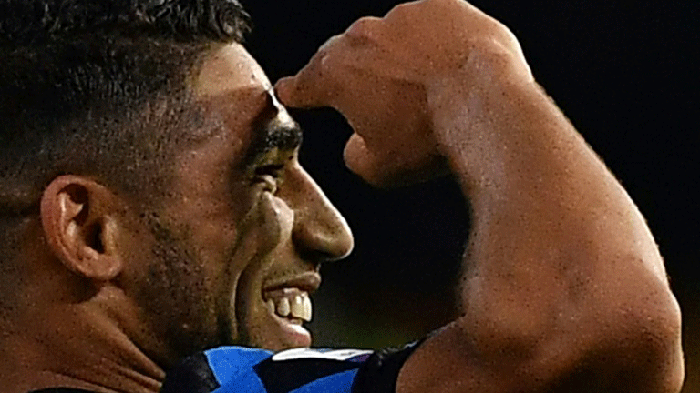 مدافع إنتر ميلان الدولي المغربي أشرف حكيمي يحتفل بهزه شباك بينيفينتو (5-2) في مباراة مؤجلة من المرحلة الأولى من الدوري الإيطالي في 30 أيلول/سبتمبر 2020.