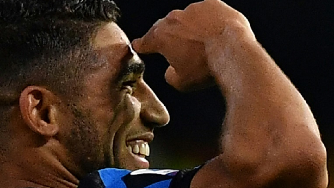 مدافع إنتر ميلان الدولي المغربي أشرف حكيمي يحتفل بهزه شباك بينيفينتو (5-2) في مباراة مؤجلة من المرحلة الأولى من الدوري الإيطالي الأربعاء