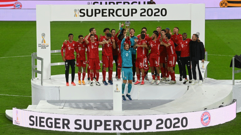 بايرن ميونيخ يرفع كأس السوبر الالمانية على ملعب اليانز ارينا في 30 ايلول/سبتمبر 2020