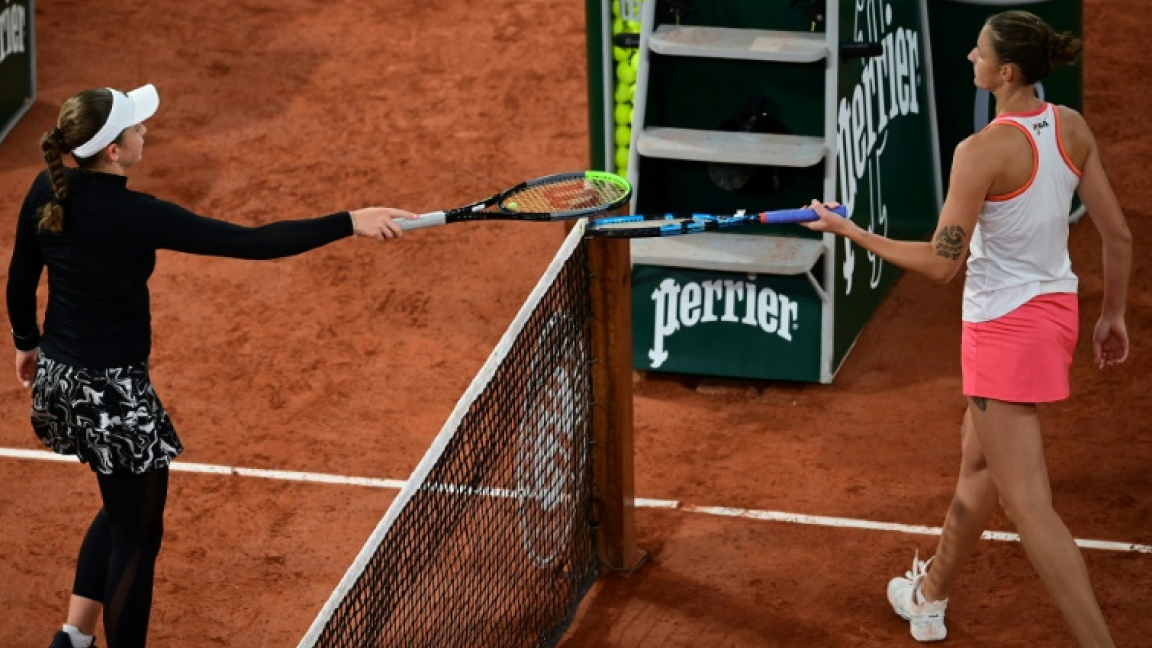 اللاتفية ييلينا اوستابينكو (يسار) بعد إقصائها التشيكية كارولينا بليشكوفا من الدور الثاني لبطولة رولان غاروس الخميس