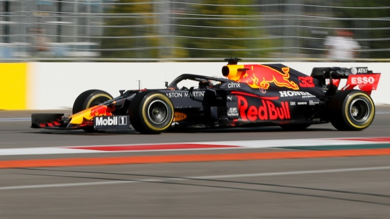 الهولندي ماكس فيرشتابن سائق ريد بول رايسينغ - هوندا خلال سباق جائزة روسيا الكبرى للفورمولا واحد في 27 أيلول/سبتمبر 2020