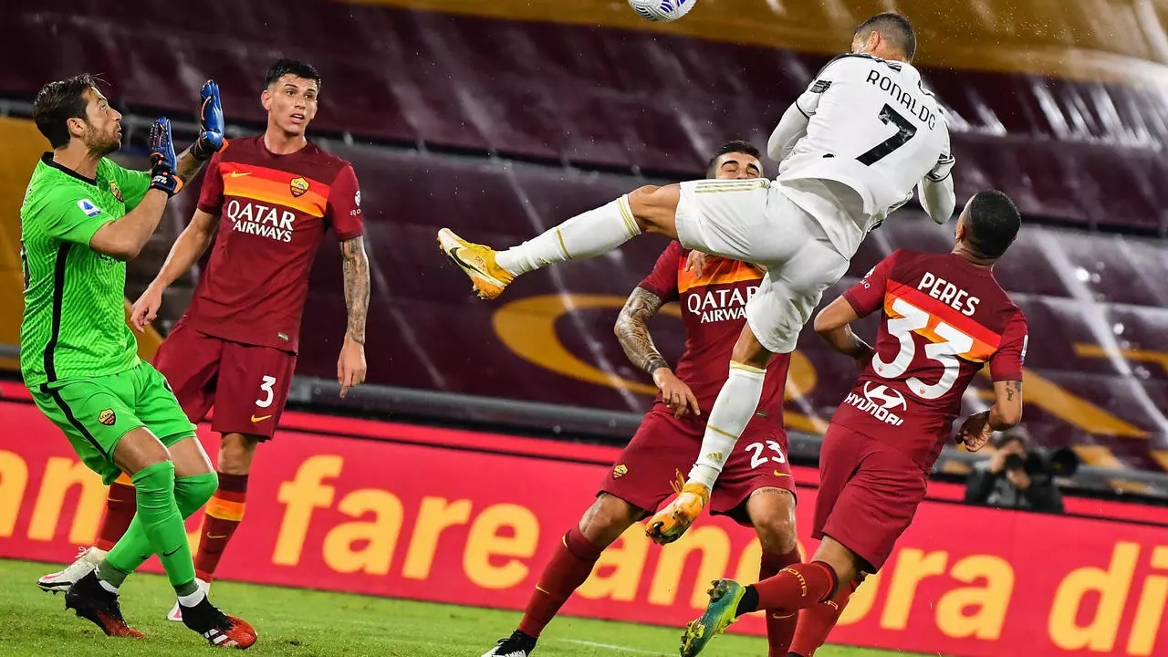 البرتغالي كريستيانو رونالدو يسجل هدف التعادل ليوفنتوس ضد روما في الدوري الايطالي لكرة القدم في 27 ايلول/سبتمبر 2020 