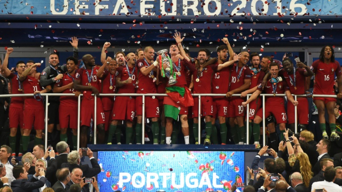 لاعبو البرتغال يحتفلون باحراز لقب كأس اوروبا بعد الفوز على فرنسا في النهائي في 10 تموز/يوليو 2016