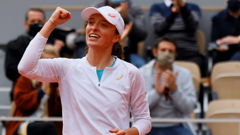 البولندية إيغا شفيونتيك بعد فوزها على الأرجنتينية بودوروسكا وبلوغها نهائي بطولة رولان غاروس