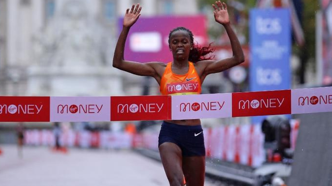 العداءة الكينية بريجيت كوسغي تفوز بماراتون لندن الأحد