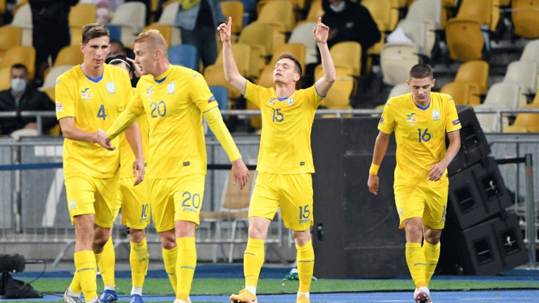 لاعبو المنتخب الاوكراني يحتفلون بهدف الفوز في مرمى اسبانيا (1-صفر) في مسابقة دوري الامم الاوروبية في كييف في 13 تشرين الأول/أكتوبر 2020.