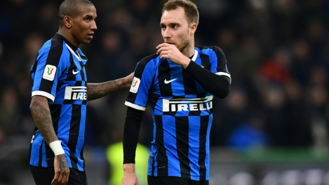 لاعبا انترميلان الانكليزي اشلي يانغ (يسار) والدنماركي كريستيان اريكسن خلال مباراة فريقهما ضد فيورنتينا في ربع نهائي كأس ايطاليا. 29 كانون الثاني/يناير 2020