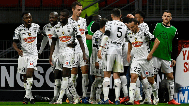 لاعبو أنجيه يحتفلون بهدف الفوز في مرمى رين (2-1) في الدوري الفرنسي في 23 تشرين الأول/أكتوبر 2020.