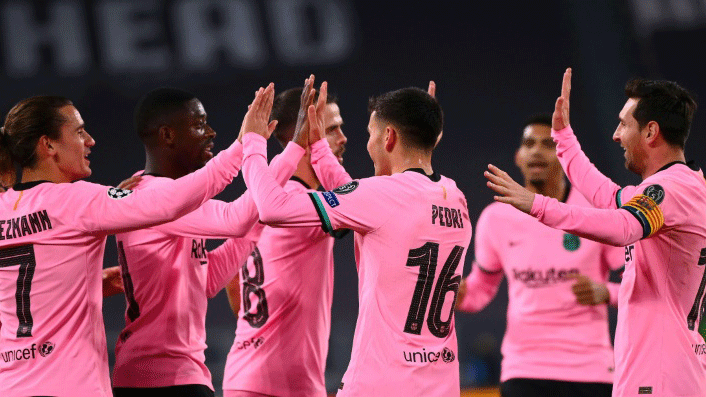 لاعبو برشلونة الإسباني يحتفلون بالفوز على يوفنتوس الإيطالي 2-صفر ضمن الجولة الثانية من دوري أبطال أوروبا في 28 تشرين الأول/أكتوبر 2020.