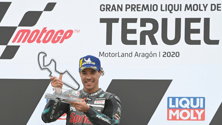 دراج ياماها الايطالي فرانكو موربيديلي يحتفل بفوزه بالمركز الاول في سباق جائزة تيرويل الكبرى للدراجات النارية في 25 تشرين لاأول/أكتوبر 2020.