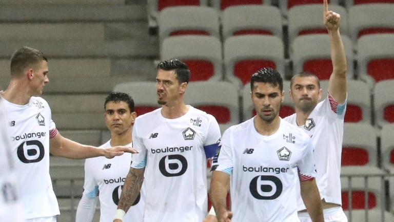 لاعبو ليل يحتفلون بهدف التعادل في مرمى نيس (1-1) في الدوري الفرنسي في 25 تشرين الاول/أكتوبر 2020.