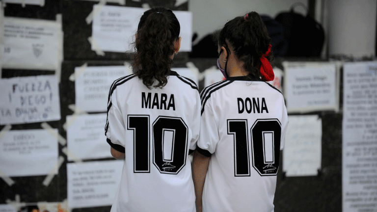 معجبتان بأسطورة كرة القدم الارجنتينية دييغو مارادونا أمام العيادة الخاصة التي يتلقى فيها العلاج بعد عملية جراحية في الدماغ في الخامس من تشرين الثاني/نوفمبر 2020.
