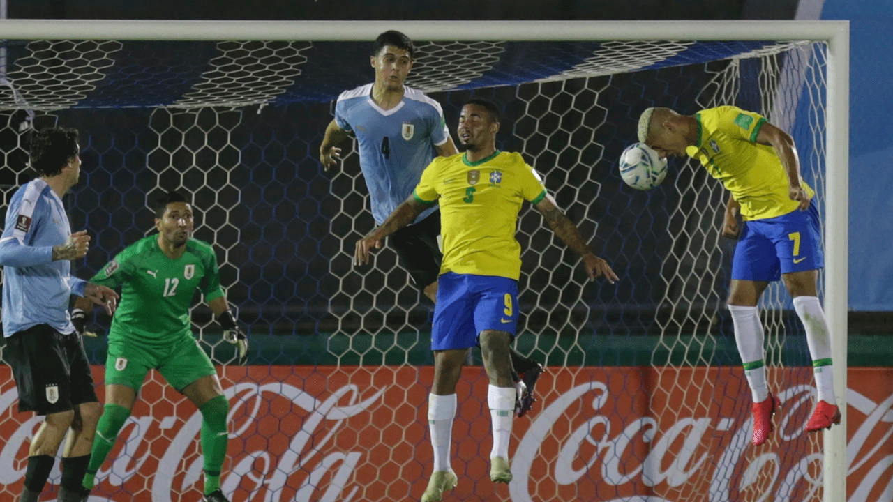 ريشارليسون (يمين) يسجل برأسه هدفا للبرازيل في مرمى البيرو في تصفيات مونديال 2022
