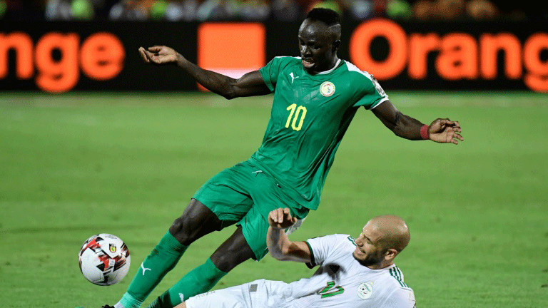 مهاجم السنغال ساديو مانيه (يسار) في لقطة خلال المباراة ضد الجزائر خلال نهائي كأس الأمم الإفريقية لكرة القدم، القاهرة في 19 تموز/يوليو 2019