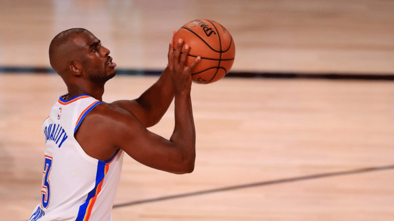 كريس بول خلال المباراة السابعة بين اوكلاهوما سيتي ثاندر وفريقه السابق هيوستن روكتس في الدور الأول من بلاي اوف دوري كرة السلة الاميركي للمحترفين، لايك بوينا فيستا، فلوريدا، في 2 أيلول/سبتمبر 2020