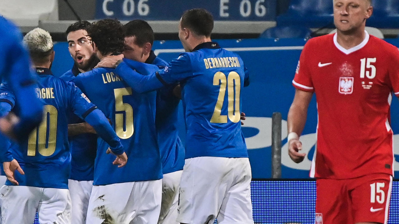 لاعبو إيطاليا يحتفلون بالهدف الذي سجله جورجينيو (الثاني من اليسار في الخلف) في مرمى بولندا خلال لقاء المنتخبين في دوري الامم الاوروبية لكرة القدم، ريحيو إميليا في 15 تشرين الثاني/نوفمبر 2020