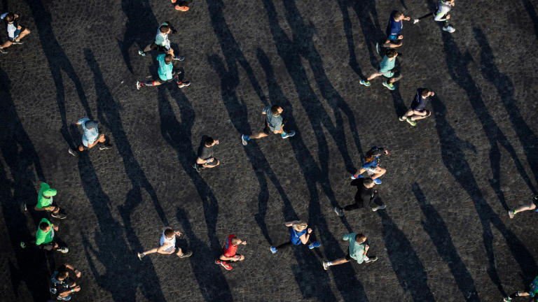 صورة للمشاركين في النسخة الـ43 لماراتون باريس الدولي في ساحة الشانزليزيه في 14 نيسان/أبريل 2019.