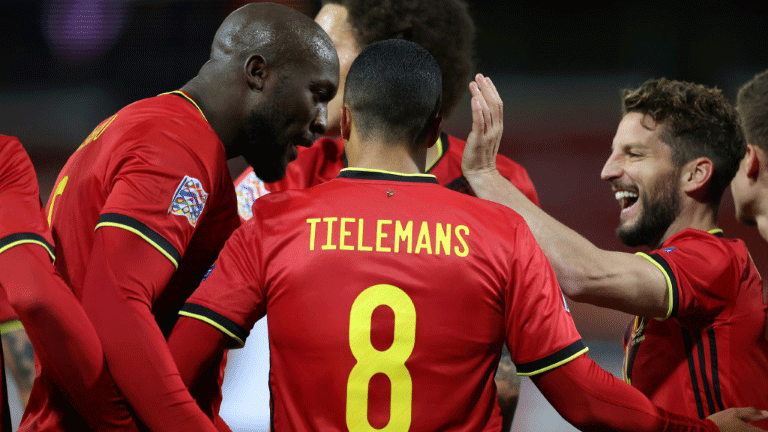 لاعبو منتخب بلجيكا يحتفلون بهدف يوري تيليمنز ضد انكلترا ضمن دوري الامم الاوروبية لكرة القدم في لويفن 15 تشرين الثاني/نوفمبر 2020