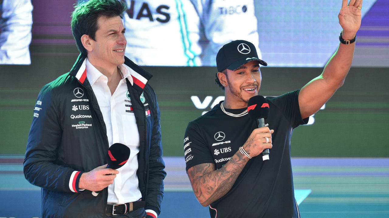 توتو وولف (يسار) ولويس هاميلتون قبيل جائزة أستراليا الكبرى في فورمولا 1 العام الماضي