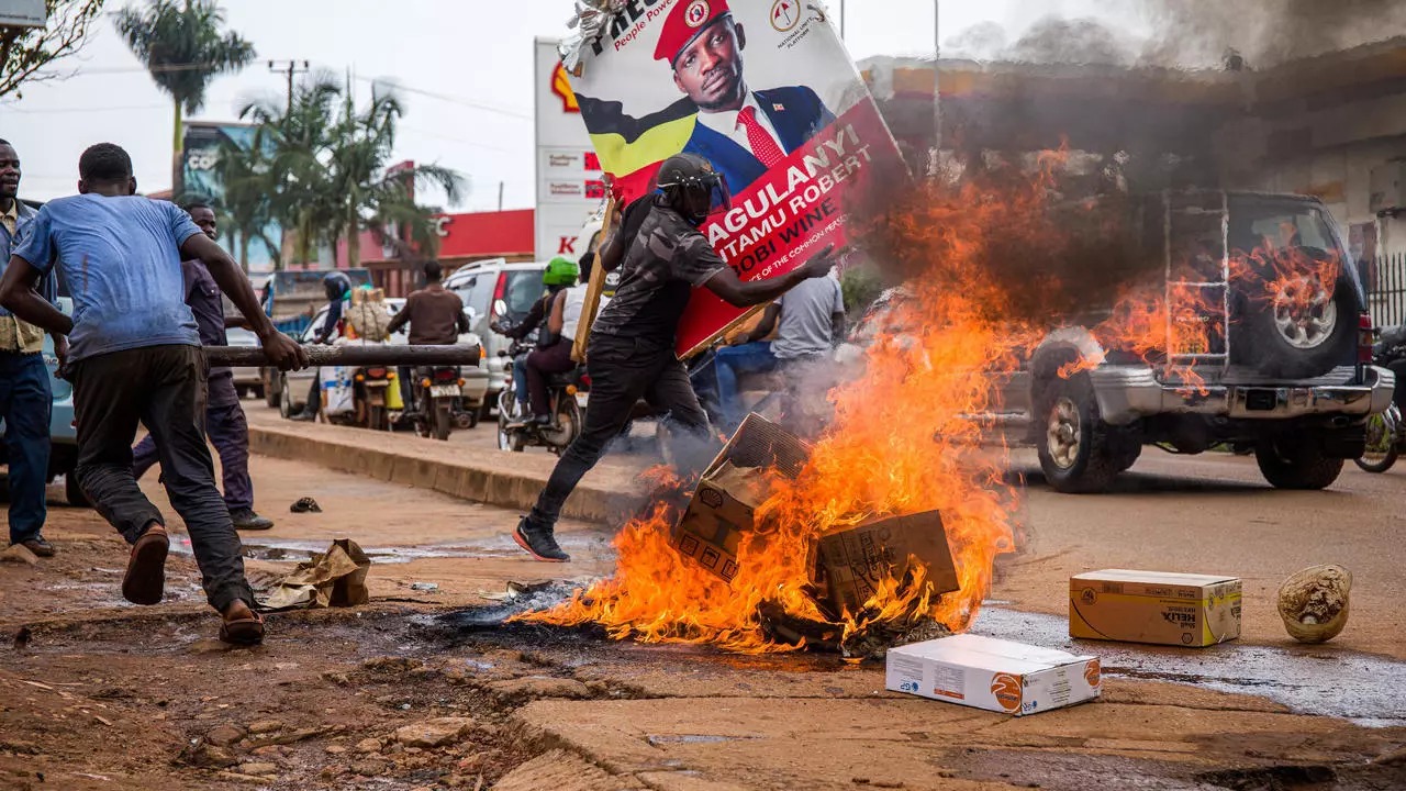 اعمال شغب في كمبالا بين الشرطة الأوغندية وانصار المرشح الرئاسي واين بدرو كاتومبا
