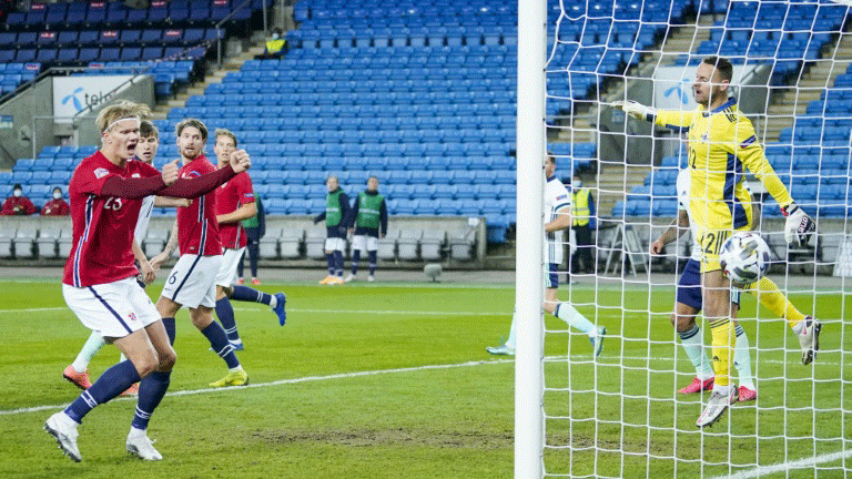 مهاجم منتخب النروج إرلينغ هالاند يحتفل بتسجيله هدفا خلال المباراة ضد ايرلندا الشمالية ضمن دوري الأمم الأوروبية لكرة القدم في 14 تشرين الأول/أكتوبر 2020.