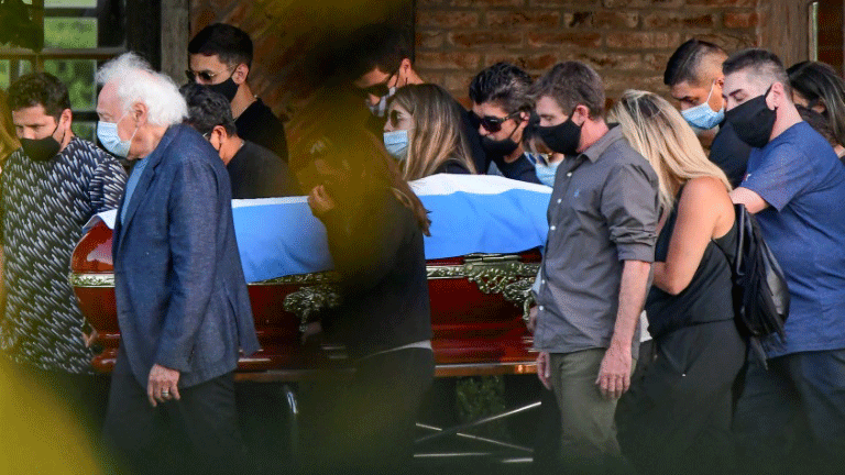 اقرباء واصدقاء مارادونا حول نعشه اثناء جنازته في حديقة مقبرة بيلا فيستا في 26 تشرين الثاني/نوفمبر 2020