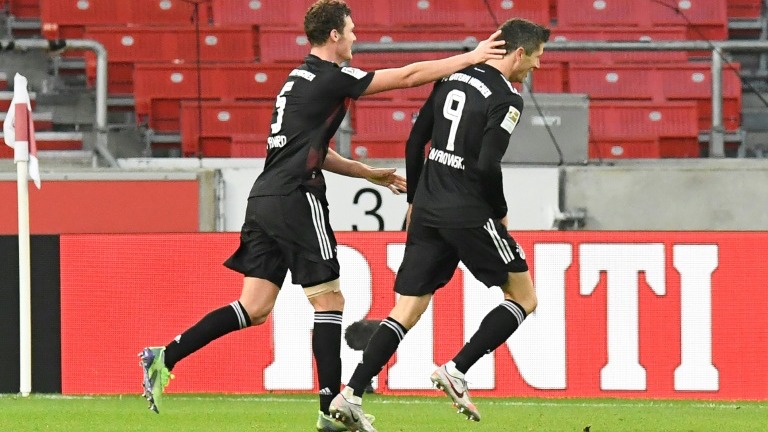 البولندي روبرت ليفاندوفسكي (يمين) والفرنسي بنجامين بافار لاعبا بايرن ميونيخ الألماني يحتفلان بالتقدم على شتوتغرات 2-1 في الدوري الألماني لكرة القدم