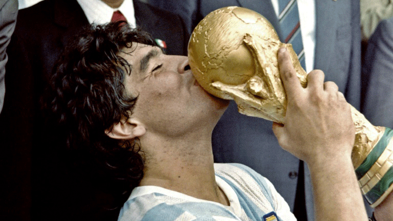 اسطورة الارجنتين دييغو ماردونا يقبل كأس العالم بعد فوز منتخب بللاده بمونديال 1986 في المكسيك. 29 حزيران/يونيو 1986