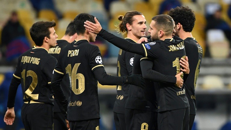 لاعبو برشلونة الإسباني يحتفلون بالفوز على دينامو كييف الأوكراني 4-0 في دوري أبطال أوروبا لكرة القدم