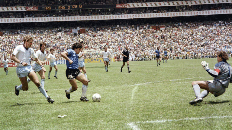 مارادونا يسجل الهدف الثاني في مرمى شيلتون في ربع نهائي مونديال 1986