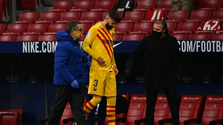 تعرض بيكيه لاصابة قوية في ركبته السبت قد تبعده عدة اشهر عن برشلونة