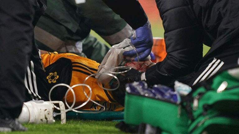 المكسيكي راوول خيمينيس مهاجم ولفرهامبتون أثناء تلقيه العلاج بعد اصطدام قوي بالرأس مع البرازيلي دافيد لويز خلال المباراة ضد ارسنال في الدوري الممتاز لكرة القدم في 30 تشرين الثاني/نوفمبر 2020