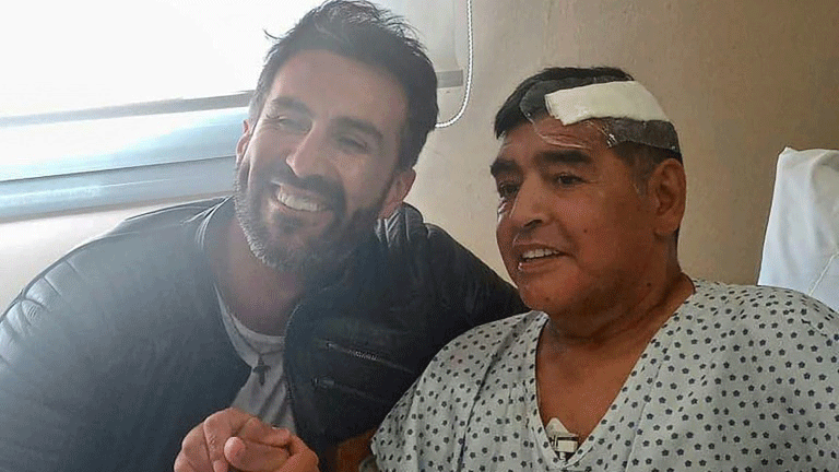 صورة بتاريخ 11 تشرين الثاني/نوفمبر 2020 نشرها المسؤول الصحافي لمارادونا تظهره يصافح الجراح ليوبولدي لوكي بالقرب من بوينوس أيرس بعد اجراء جراحة في دماغه 