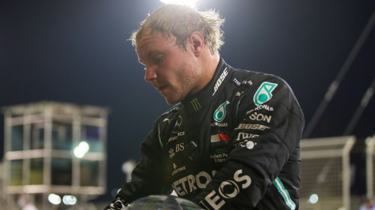 سائق مرسيدس البريطاني فالتيري بوتاس بعد انهائه التجارب التأهيلية لجائزة صخير الكبرى في الفورمولا واحد في المركز الأول، صخير، البحرين، في 5 كانون الأول/ديسمبر 2020