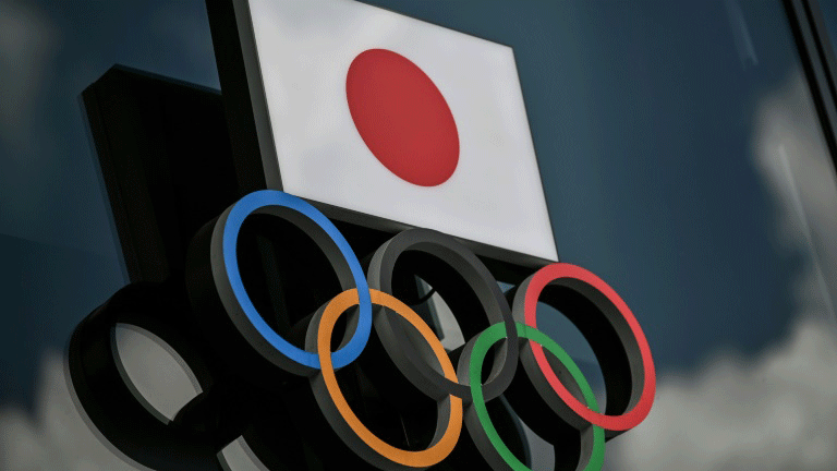 صورة للحلقات الاولمبية وعلم اليابان خارج المتحف الاولمبي في طوكيو. 24 اب/اغسطس 2020