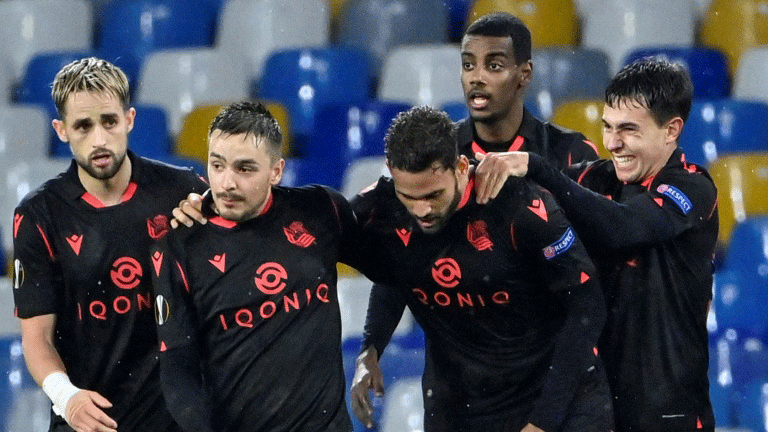 البرازيلي ويليان جوزيه مهاجم ريال سوسيداد الإسباني (الثاني من اليمين) يحتفل مع زملائه بهدف التعادل في مرمى نابولي الإيطالي في 10 كانون الأول/ديسمبر 2020