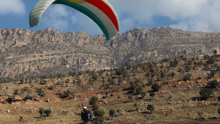 مولعون بالرياضات الهوائية يحلّقون فوق جبال إقليم كردستان العراق