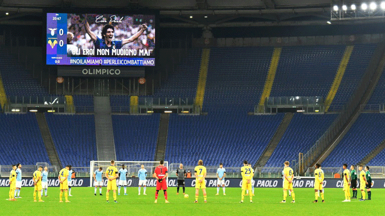 اللاعبون يقفون دقيقة صمت حدادًا على باولو روسي قبل المباراة بين لاتسيو وفيرونا في الدوري الايطالي لكرة القدم على الملعب الاولمبي في روما في 12 كانون الاول/ديسمبر 2020 