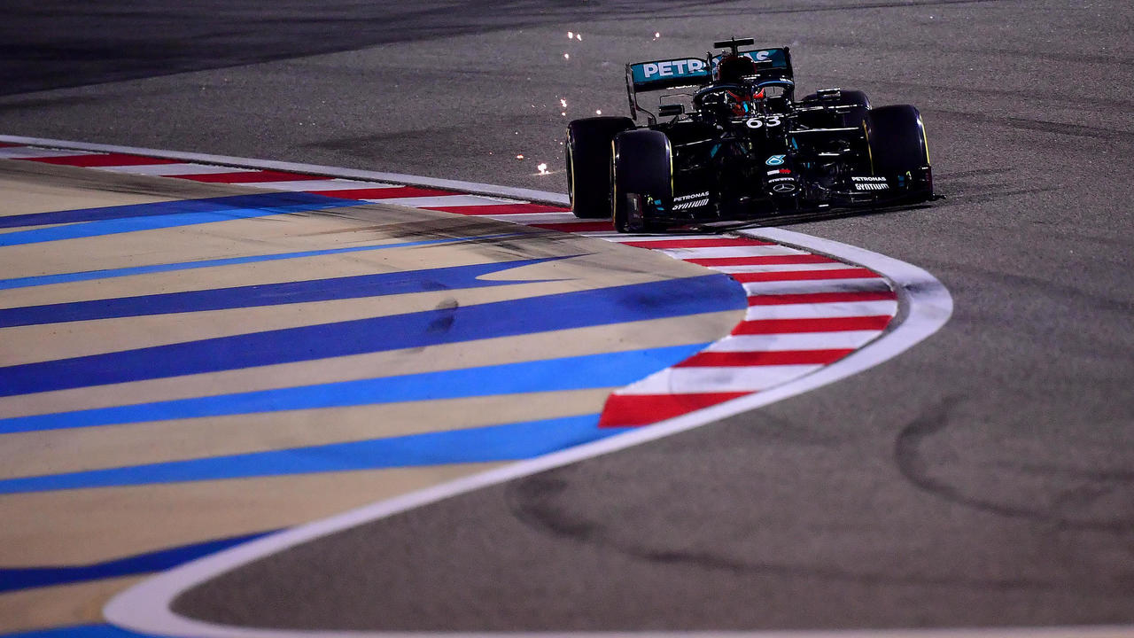 حل راسل سائق وليامس بدلًا من مواطنه لويس هاميلتون المتوج هذا الموسم بطلا للعالم للمرة السابعة معادلا رقم الاسطورة الالمانية ميكايل شوماخر، لاصابته بفيروس كورونا المستجد، في فريق مرسيدس