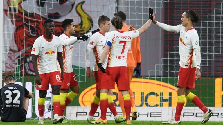 لاعبو لايبزيغ يحتفلون بالفوز على فيردر بريمن ضمن المرحلة 11 من الدوري الألماني لكرة القدم في 12 كانون الأول/ديسمبر 2020