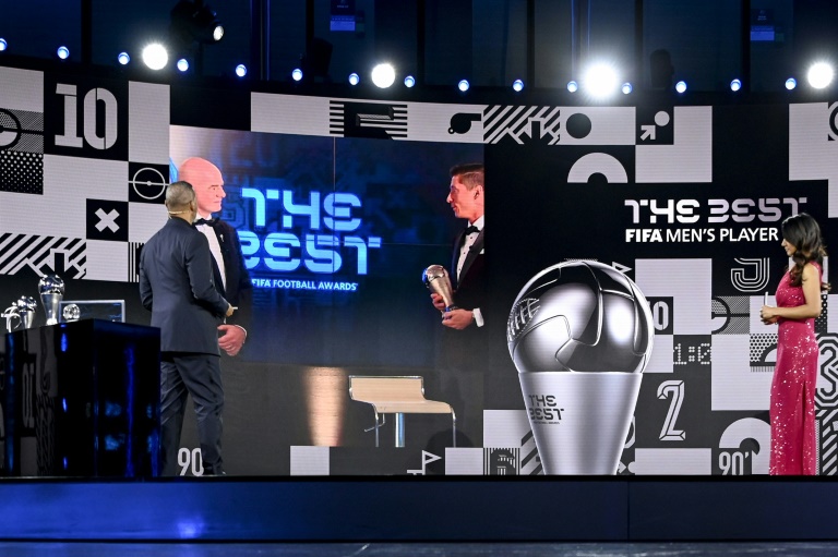 البولندي روبرت ليفاندوفسكي يفوز بجائزة فيفا كأفضل لاعب لعام 2020